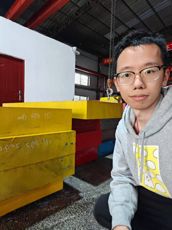 黄子鹏在誉辉模具钢工厂现场
